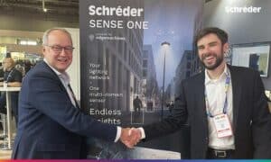 Philippe Felten, consejero delegado de Schréder, y Nathan McCarthy, cofundador de EdgeMachines, durante el anuncio de la adquisición en un evento internacional de ciudad inteligente
