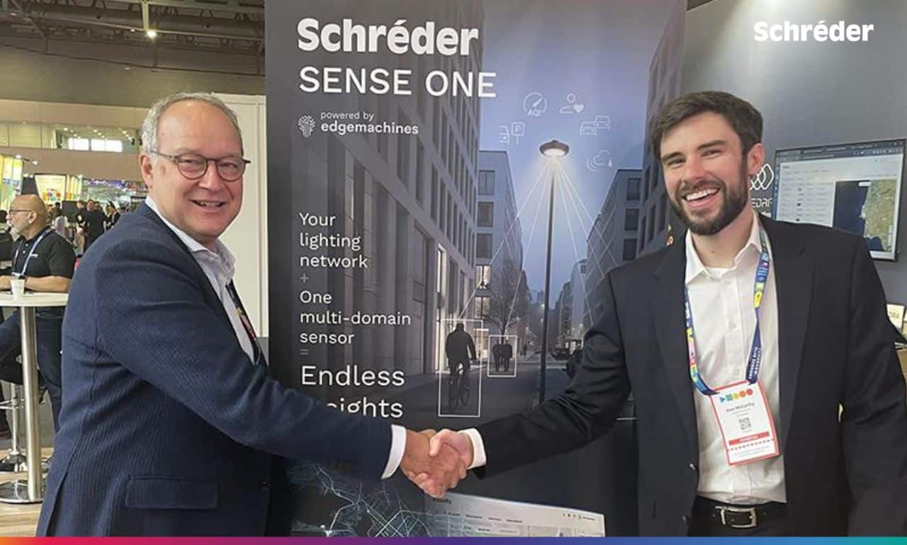 Philippe Felten, consejero delegado de Schréder, y Nathan McCarthy, cofundador de EdgeMachines, durante el anuncio de la adquisición en un evento internacional de ciudad inteligente