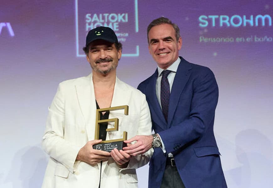 Andrés Castejón, CEO de Strohm haciendo entrega del Premio Excelencia Nacional a Jaime Hayón
