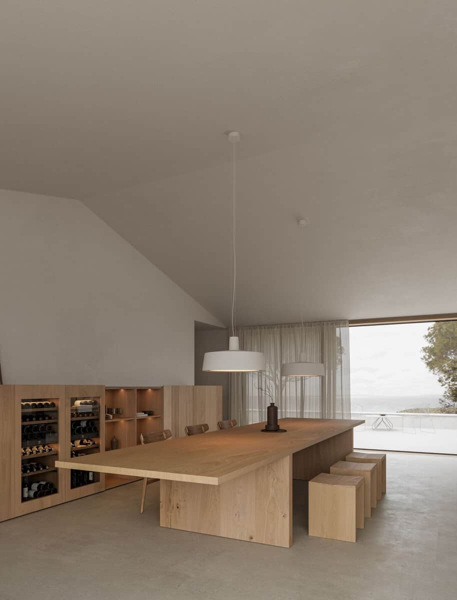 Un mueble a media altura integra almacenamiento y vinoteca