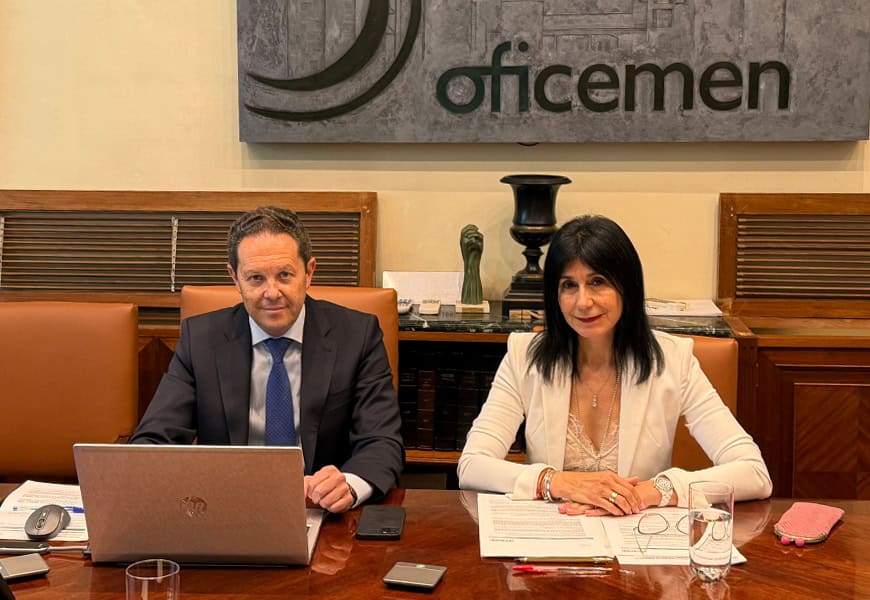 De izda. a dcha., Ricardo de Pablos, presidente de Oficemen, junto a Elena Guede, directora general de la patronal