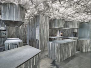 la izquierda, fachada del Hotel Seventy en Barcelona. A la derecha, estación de metro de Provença. Restaurante Enigma en Barcelona, conpletamente revestido con Neolith y diseñado por RCR Arquitectes