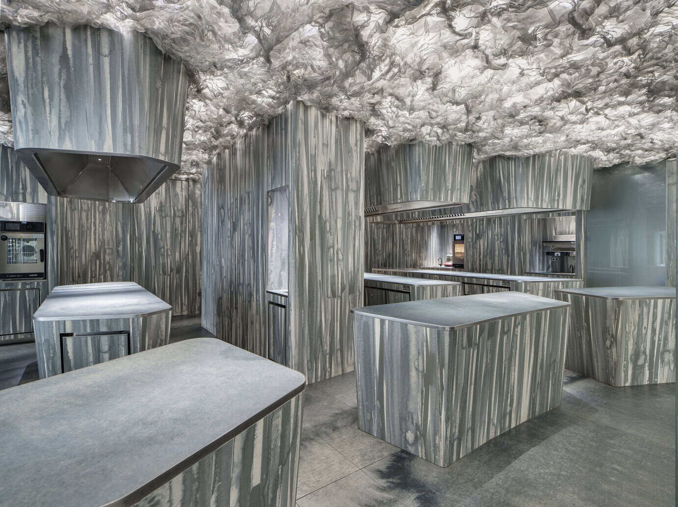 la izquierda, fachada del Hotel Seventy en Barcelona. A la derecha, estación de metro de Provença.Restaurante Enigma en Barcelona, conpletamente revestido con Neolith y diseñado por RCR Arquitectes