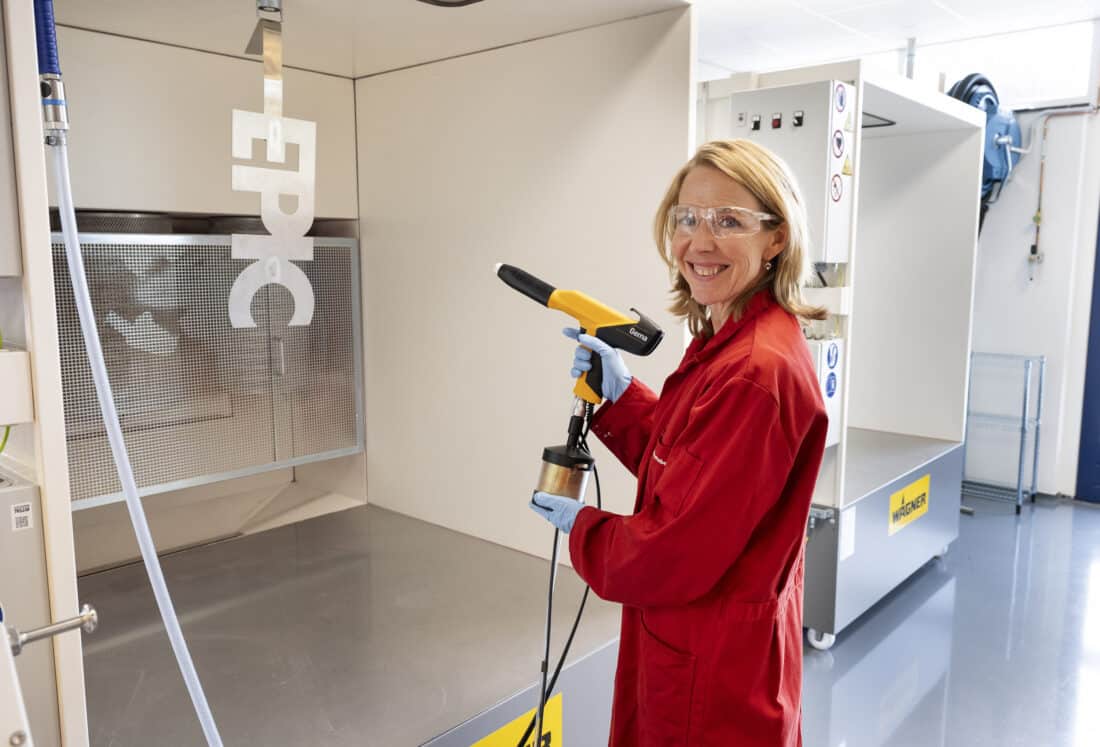 La ministra Van Veldhoven, en las instalaciones de Sassenheim, utilizando una pistola de pintura.