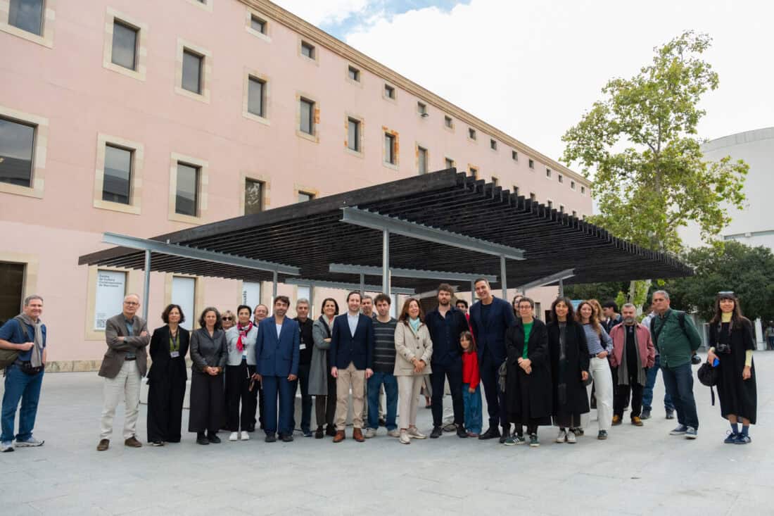 Presentación del pabellón temporal Una sombra improbable, de los arquitectos Pablo Schmidt Kamp, Rodrigo Pérez Vásquez y Santiago Rodríguez Prada, frente al CCCB de Barcelona. Foto:José Guilherme Marques